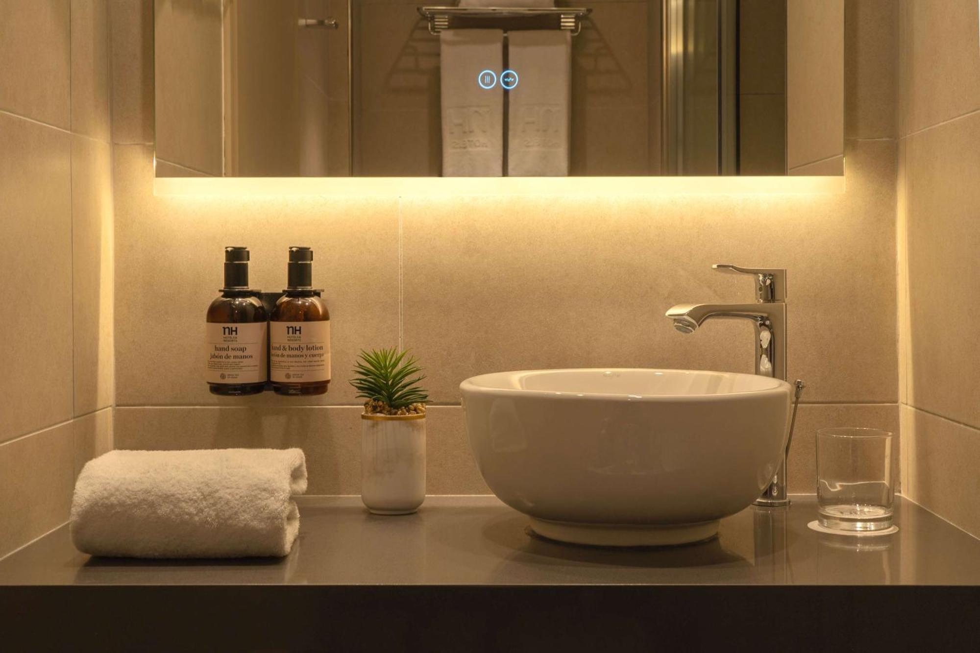 Nh Ciudad De Santiago Hotel Bagian luar foto